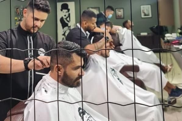 Equipe da Menegatti atendendo clientes simultaneamente