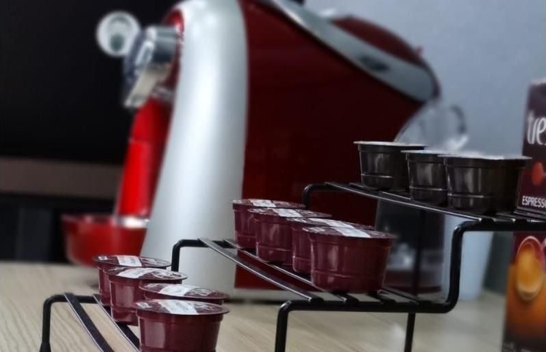 Máquina de café com cápsulas à disposição dos clientes
